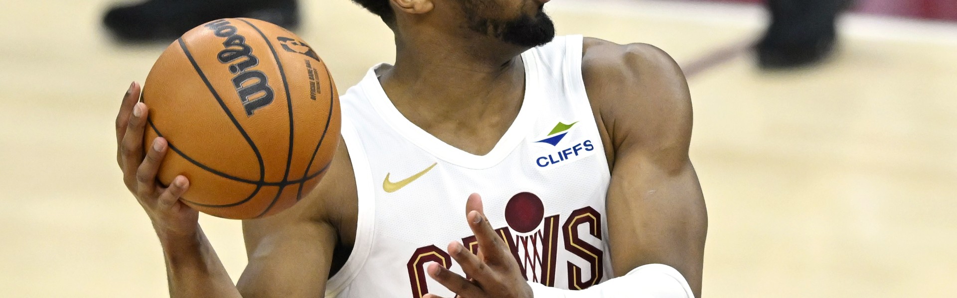 米球王！米切尔18投10中&amp;罚球12中11 砍34分2板5助1断&amp;正负值+11
