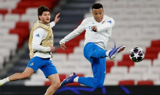 世体：皇马在光明球场进行训练，姆巴佩确认身体状态可以首发