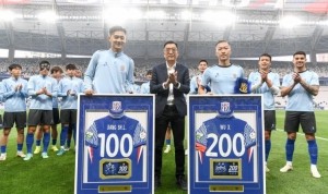 本轮中超申花主场迎战玉昆，吴曦、蒋圣龙赛前获颁里程碑球衣