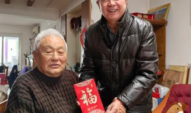 博鱼体育-宋凯春节前看望足坛元老年维泗，在家每天都关注冬奥