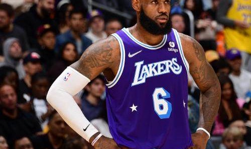 詹姆斯与湖人不急续约 联盟已有多支球队致电问价