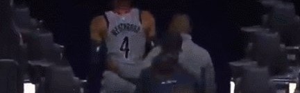 博鱼体育-韦少离场遭爆米花浇头 奥本山悲剧险在费城重演