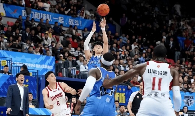 曾凡博腰伤麻烦了！归期待定，顺便恢复手指伤势，许利民压力山大|周鹏|赵睿|周琦|复出|受伤_新浪体育_新浪新闻